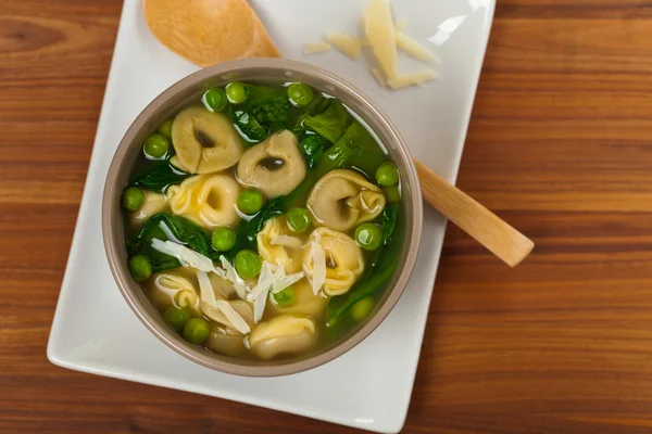 Tortellini suppe med spinat – stockfoto