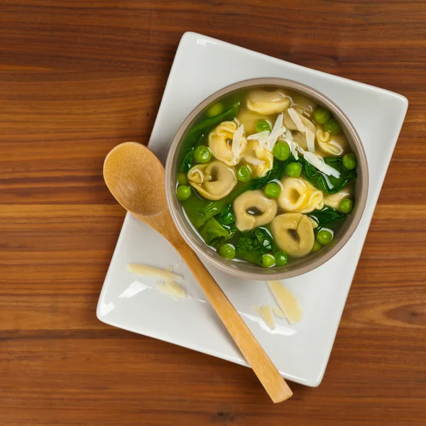Суп Тортеллини со шпинатом — стоковое фото