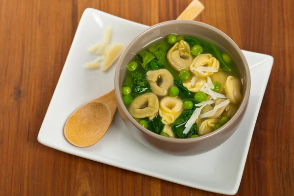 Tortellini-Suppe mit Spinat — Stockfoto