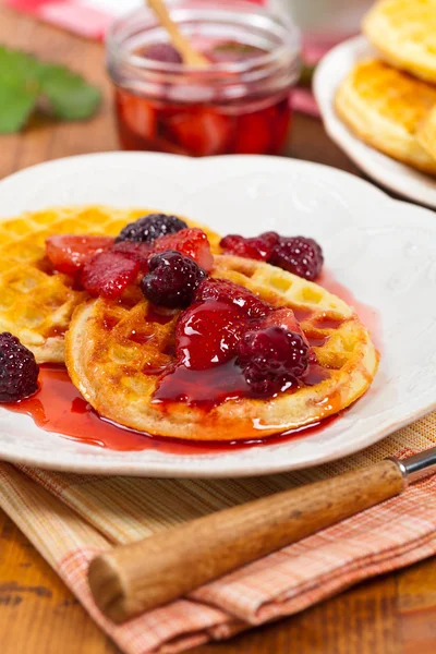 Waffles de pequeno-almoço com morango — Fotografia de Stock