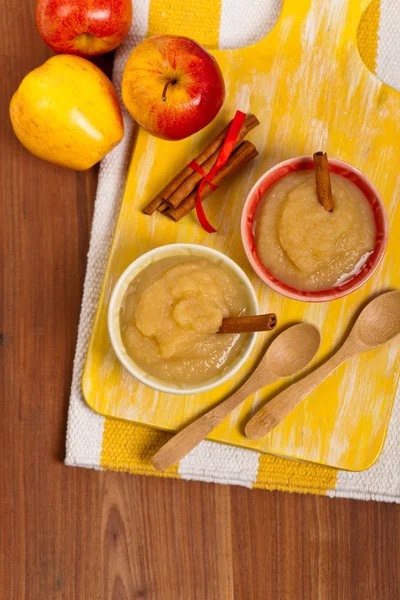 Zelfgemaakte verse appelmoes — Stockfoto