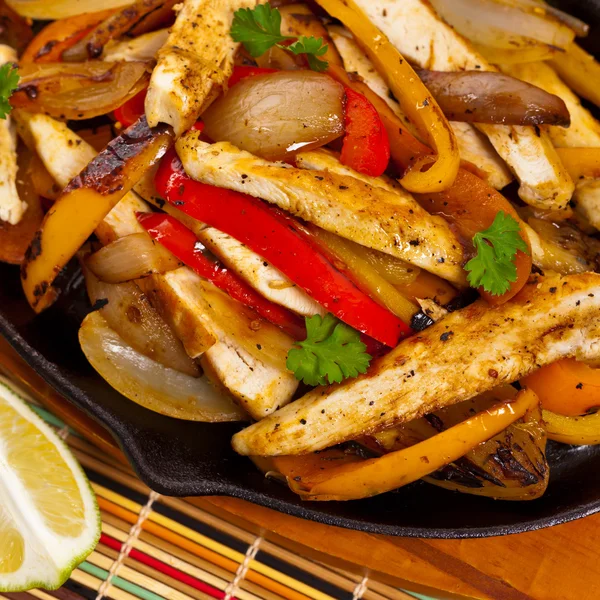 Fajitas di pollo con peperoni — Foto Stock