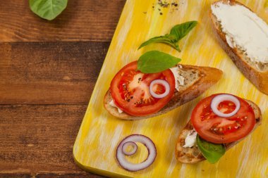 domates ve krem peynirli sandviç