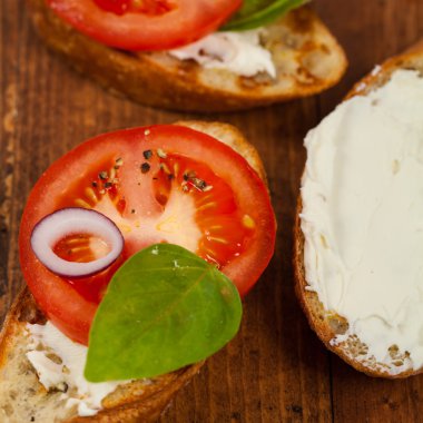 domates ve krem peynirli sandviç