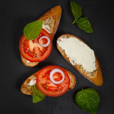 domates ve krem peynirli sandviç