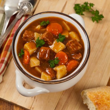 patates ve havuç ile sığır eti güveç