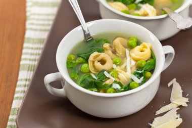 İtalyan Tortellini makarna çorbası