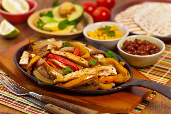 Frango Fajitas com pimentas de sino — Fotografia de Stock