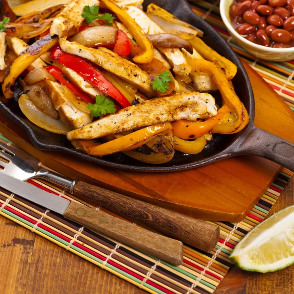 Fajitas di pollo con peperoni — Foto Stock