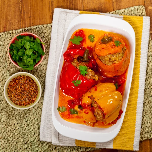 Gevulde paprika's met vlees en rijst — Stockfoto