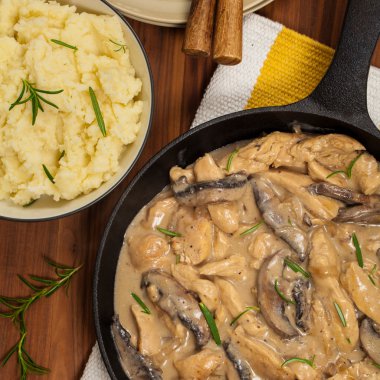 Tavuk mantar straganof