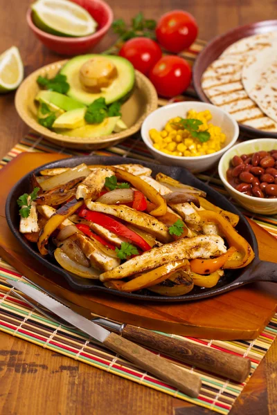 Mexikansk kyckling fajitas — Stockfoto