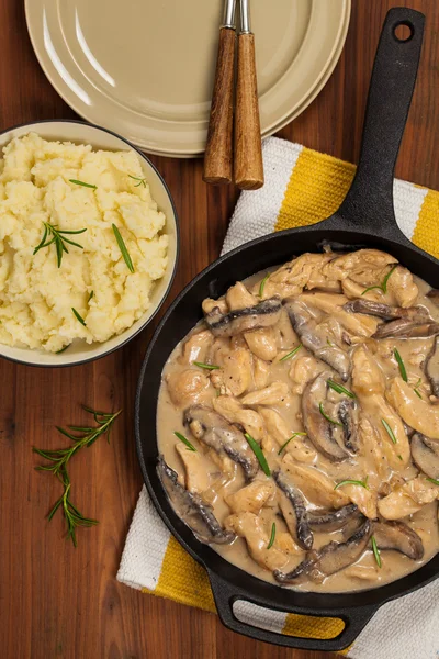 Hühnerpilz-Stroganoff — Stockfoto