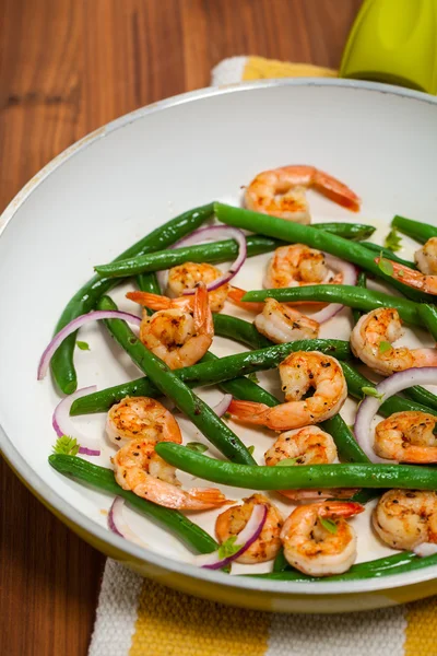 Salade de crevettes aux haricots verts — Photo