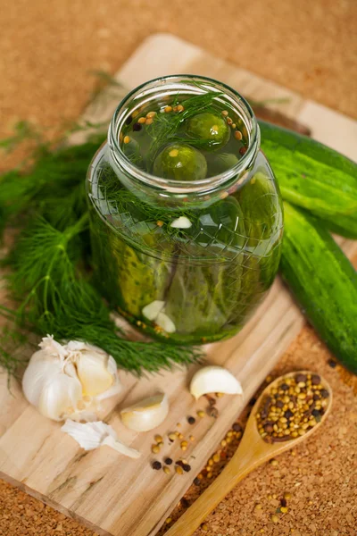 Pepinos en vinagre de eneldo — Foto de Stock