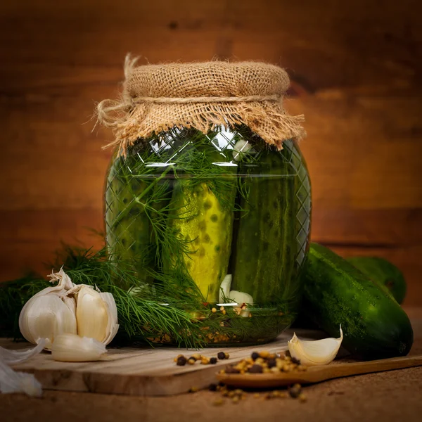 Dill gepekelde komkommers — Stockfoto