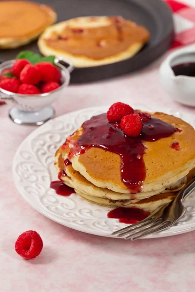 Pfannkuchen mit Himbeere — Stockfoto