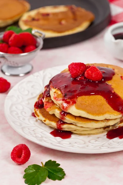 Pfannkuchen mit Himbeere — Stockfoto