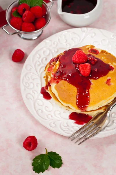 Pfannkuchen mit Himbeere — Stockfoto