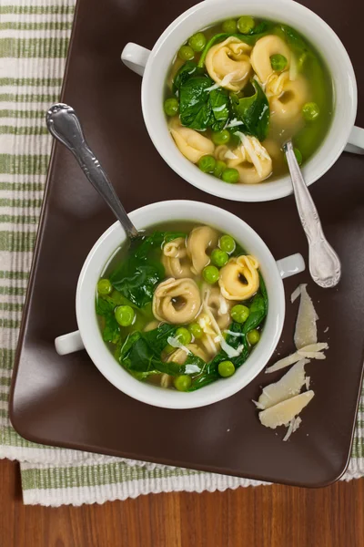Суп Тортеллини со шпинатом — стоковое фото