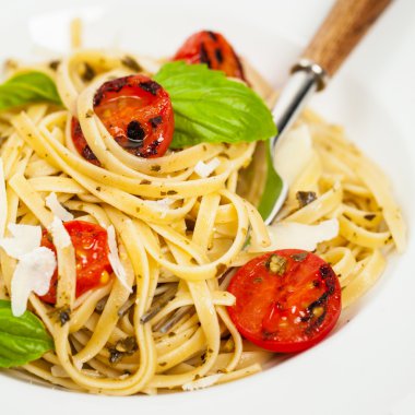 Pesto ve domates ile makarna
