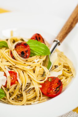 Pesto ve domates ile makarna