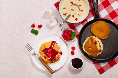 Ahududu ile Pancakes