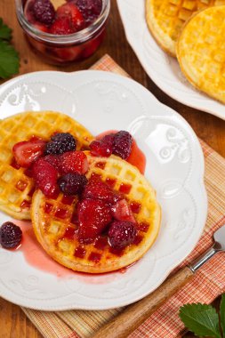 Kahvaltı waffle şurubu ile