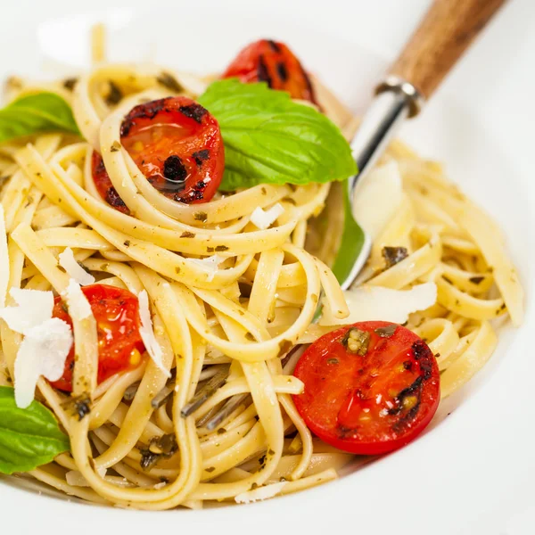 Massa com pesto e tomate — Fotografia de Stock