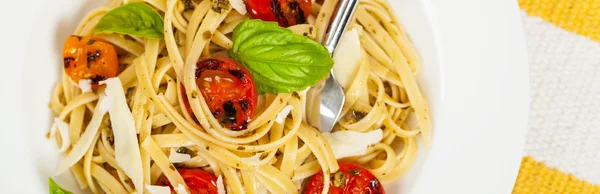 Pasta med Pesto och tomater — Stockfoto
