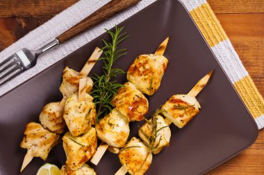 Tavuk kebabı veya kebap şişleri