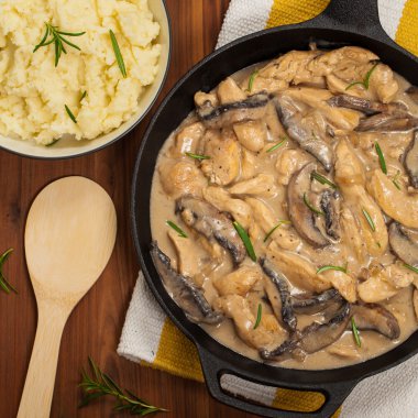 Ev yapımı tavuk straganof