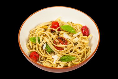 Pesto ve közlenmiş domates ile makarna