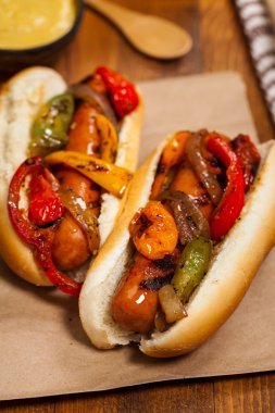 Sosis ve közlenmiş biber sandviç