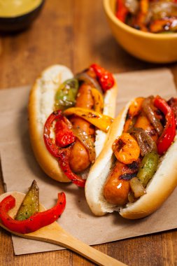 Sosis ve közlenmiş biber sandviç