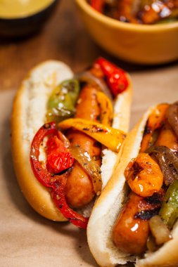 Sosis ve közlenmiş biber sandviç