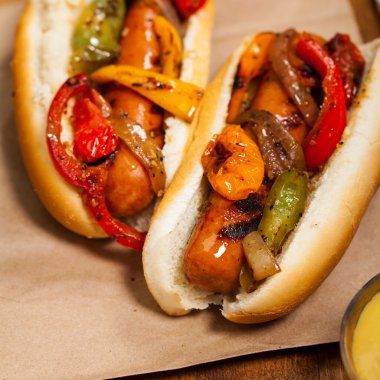 Sosis ve közlenmiş biber sandviç