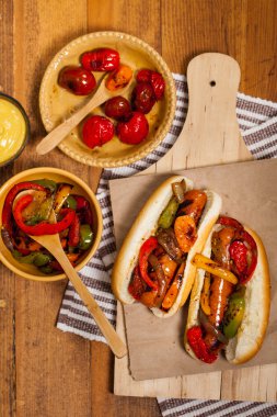 Sosis ve közlenmiş biber sandviç