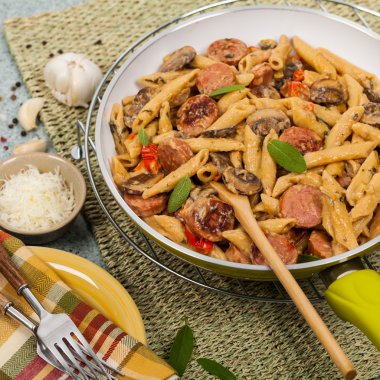 Sosisli makarna Alfredo