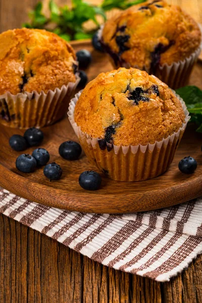 Muffins Arándanos Con Arándanos Frescos Sobre Fondo Madera Enfoque Selectivo —  Fotos de Stock