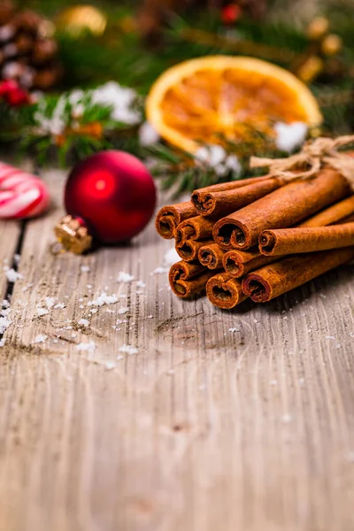 Kerstvakantie Samenstelling Kaneel Kerstversiering Witte Houten Achtergrond Nieuwjaarsconcept Kerstspandoek Selectieve — Stockfoto