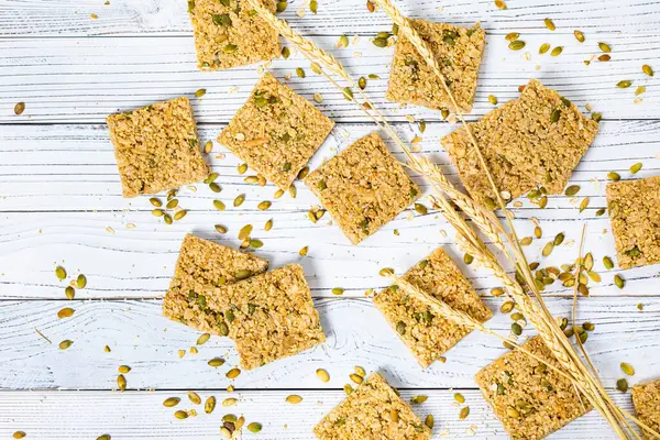 Multigrain Spannmål Crunchy Fyrkanter Bars Med Pumpa Frön Trä Bakgrund — Stockfoto