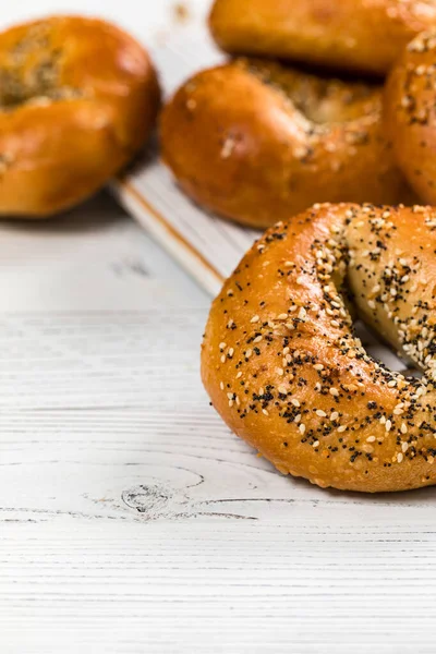 Frissen Sült Bagel Szezámmaggal Mákmaggal Fokhagymával Hagymával Szelektív Fókusz — Stock Fotó