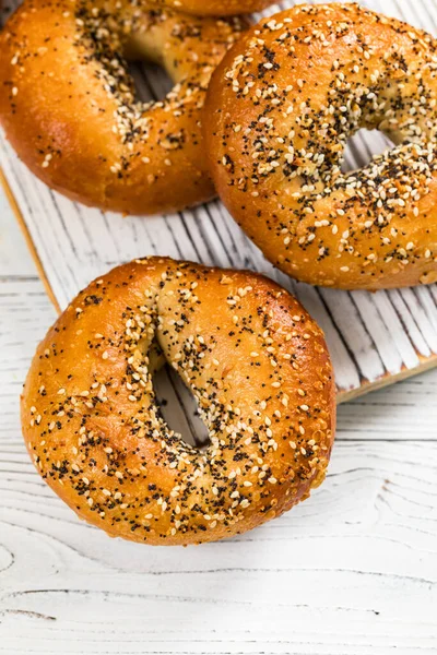 Frissen Sült Bagel Szezámmaggal Mákmaggal Fokhagymával Hagymával Szelektív Fókusz — Stock Fotó