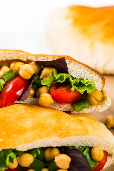 Veggie Pitas Met Garbanzo Bean Chickerwtensalade Selectieve Focus — Stockfoto