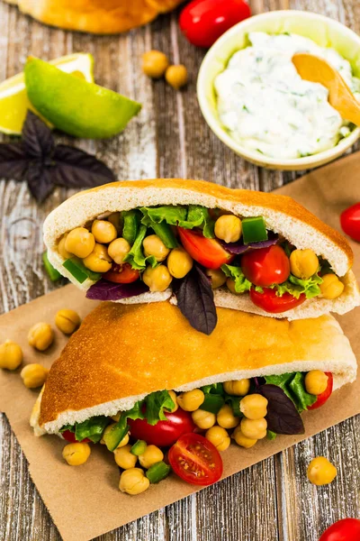 Veggie Pitas Com Garbanzo Bean Salada Grão Bico Foco Seletivo — Fotografia de Stock