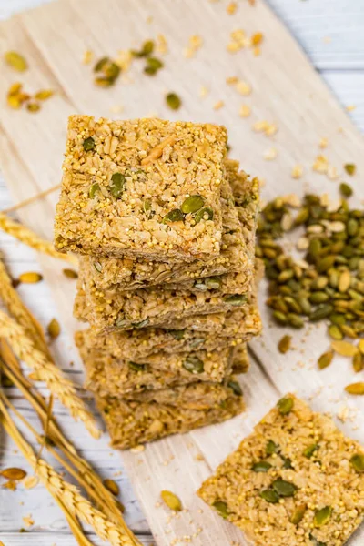 Multigrain Spannmål Crunchy Fyrkanter Bars Med Pumpa Frön Bakgrund Friska — Stockfoto