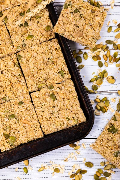 Multigrain Spannmål Crunchy Fyrkanter Bars Med Pumpa Frön Bakgrund Friska — Stockfoto