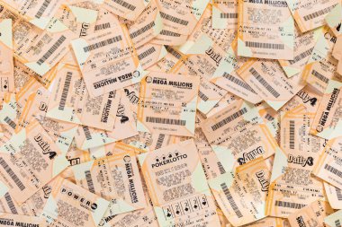 Kullanılmış Mega Milyonlar, FANTASY 5, POWERBALL, DAILY 4 Amerikan Piyango Bilet Arkaplanı. Seçici odak.