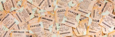Kullanılmış Mega Milyonlar, FANTASY 5, POWERBALL, DAILY 4 Amerikan Piyango Bilet Arkaplanı. Seçici odak.